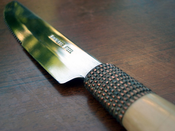knife-on-table-1549464-640x480