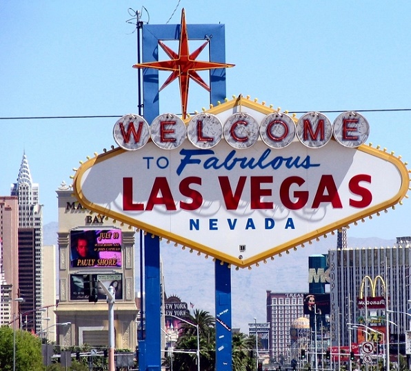 las-vegas-coming-and-going-1-1517683-639x577